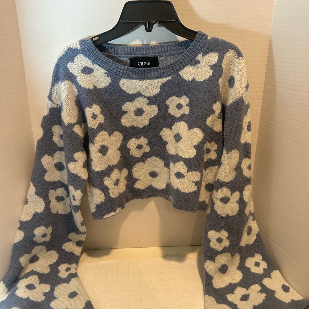 Cider periwinkle sweater with white flowers